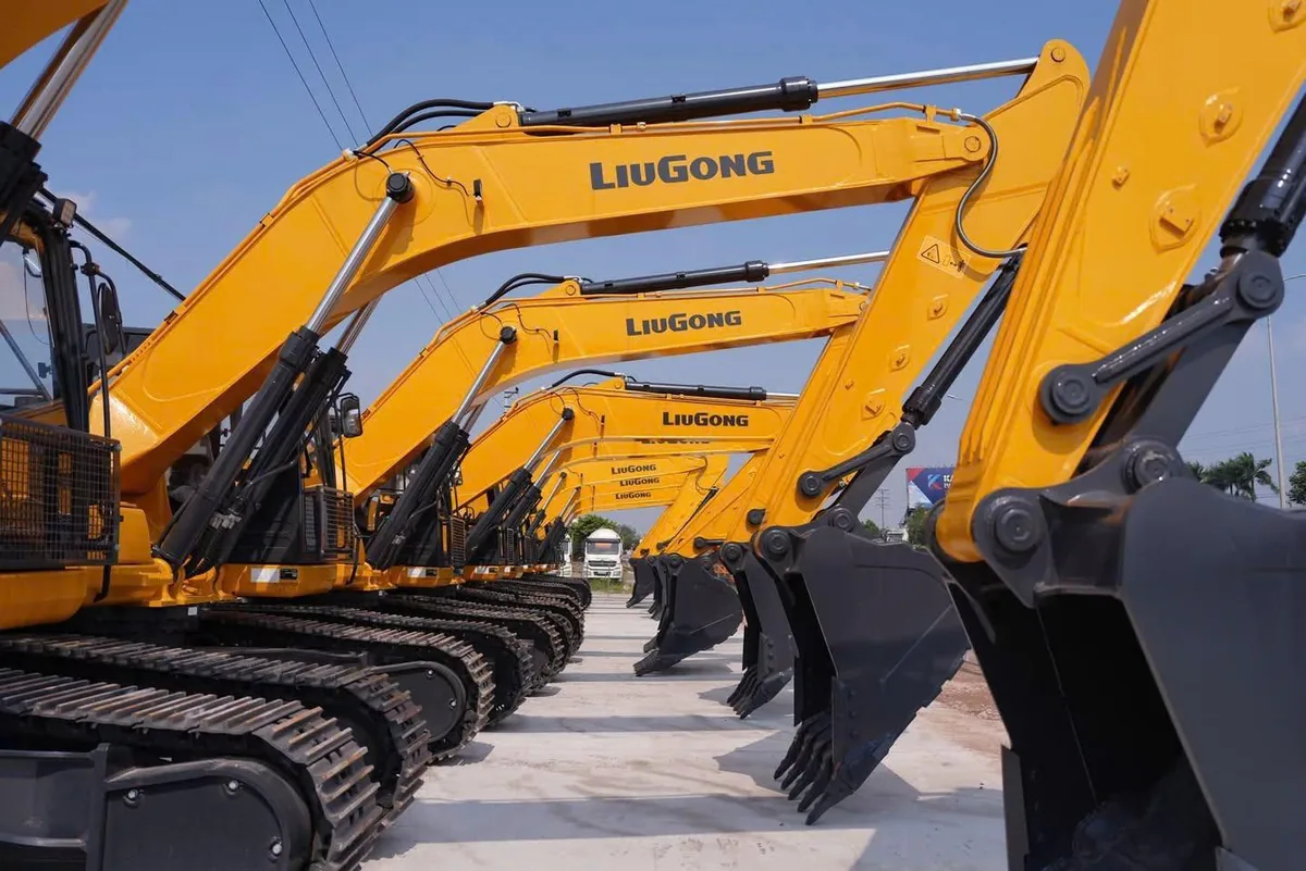 Dãy máy xúc đào LiuGong 933E HD tập kết tại bãi, nhìn dọc theo cần máy